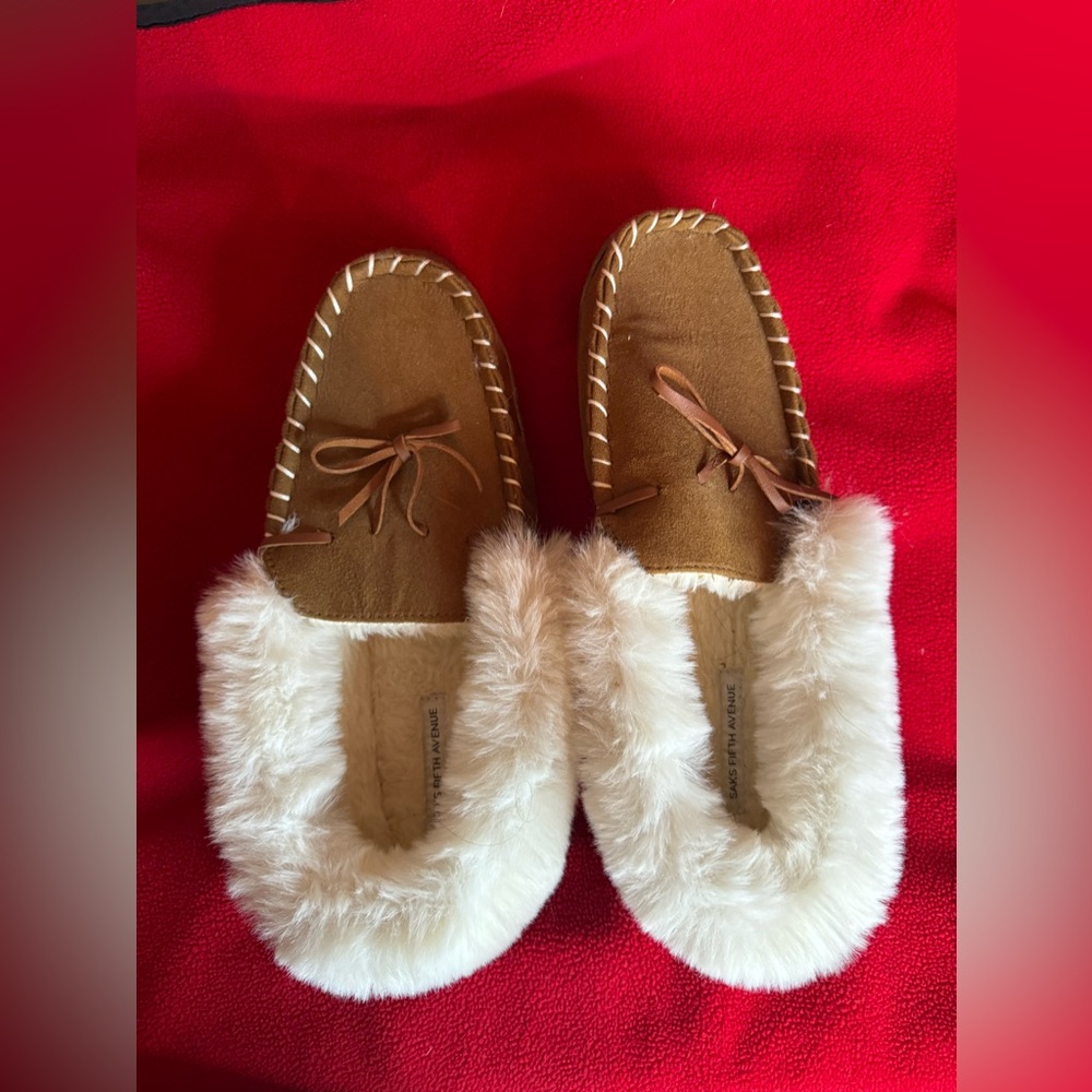 “Saks Fifth Avenue” Brown suede women’s slippers, size 8/9. White faux fur.